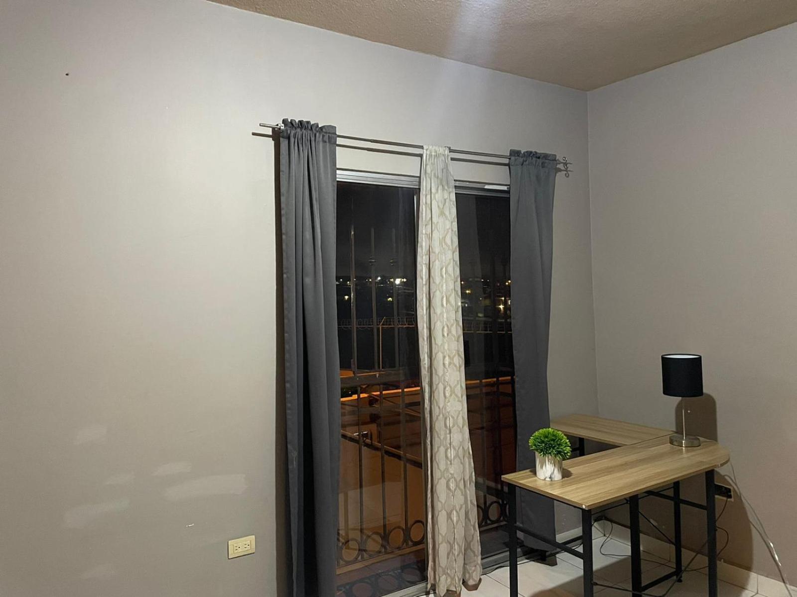 Spacious Rooftop House W/ King Bed 티후아나 외부 사진